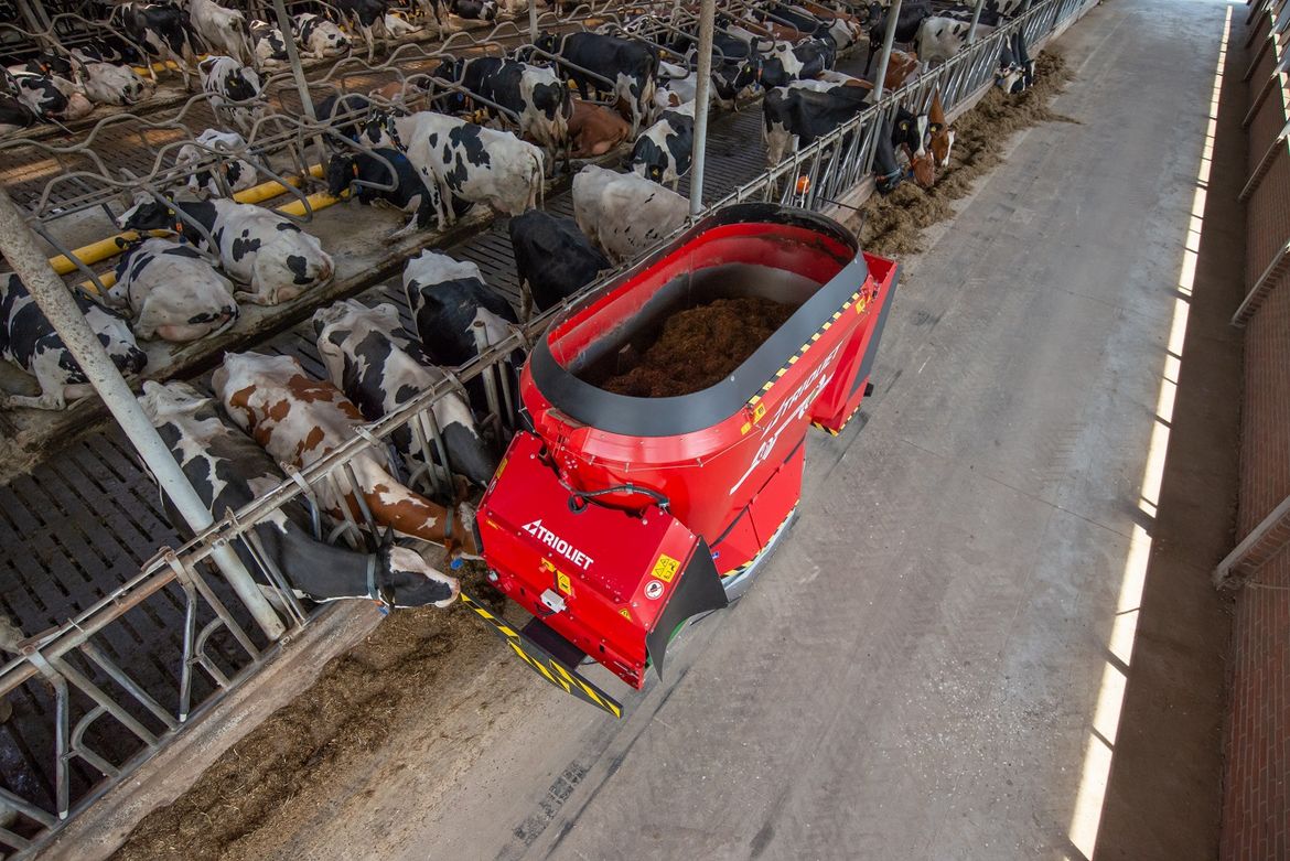 A-wheeled-robot-can-give-a-dairy-farmer-a-balanced-ration