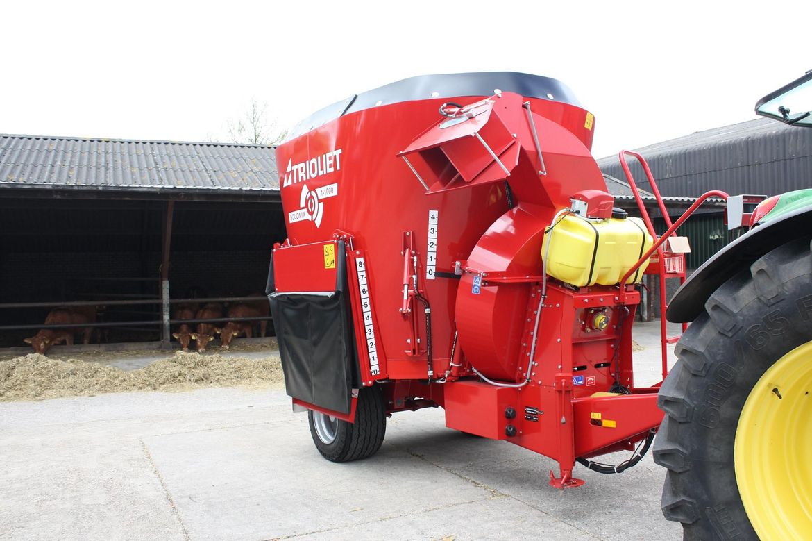 Used-TMR-mixer-with-strawspreader-to-blow-straw-into-barns