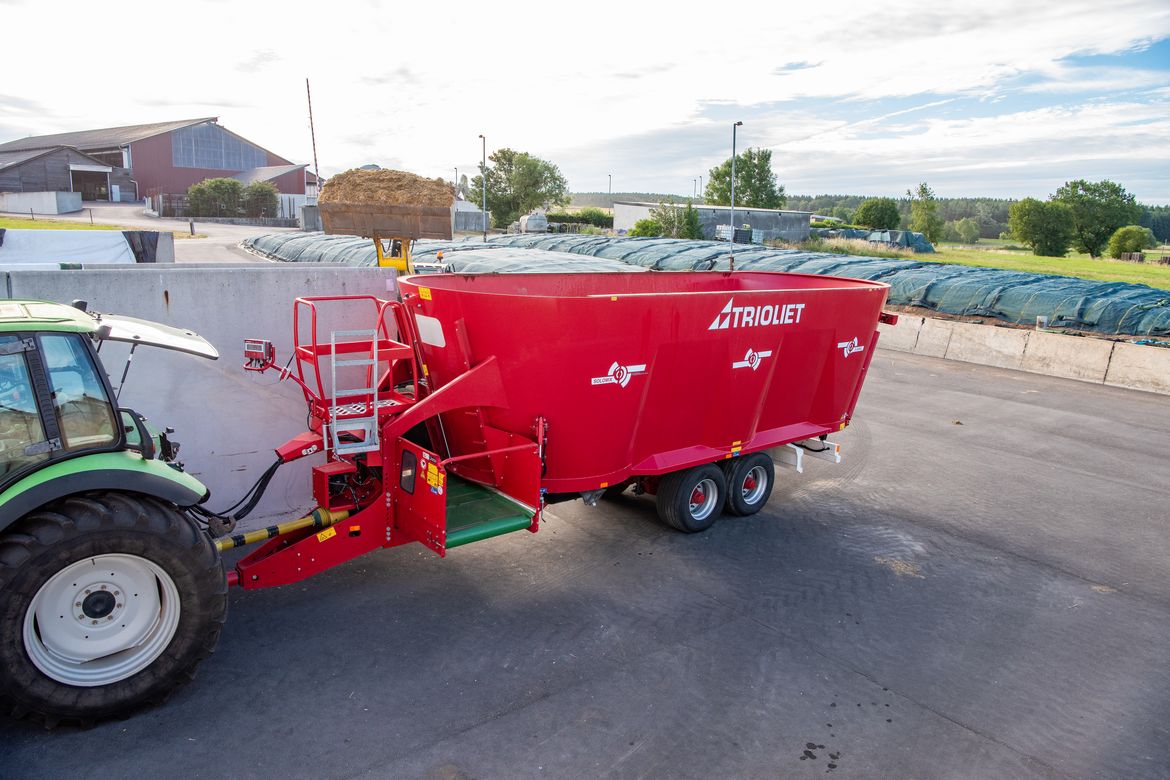 Cow-mixer-for-feeding-with-a-small-tractor-for-dairy-farmers