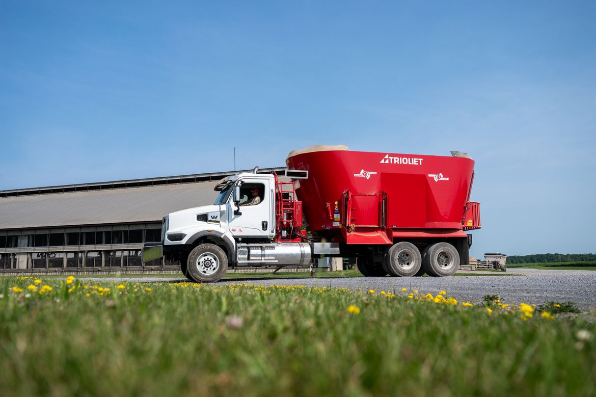 The-supreme-best-TMR-mixer-is-a-second-hand-tub-mixer-mounted-on-a-truck