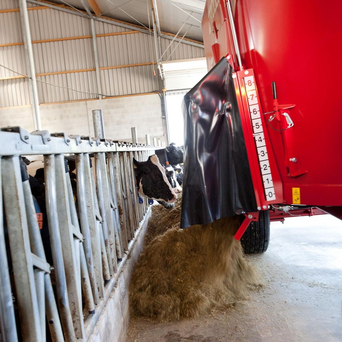 The-best-livestock-feed-mixer-wagon-is-the-Solomix-of-Trioliet