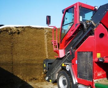 [Translate to English USA:] zelfrijdende voermengwagen met snijsysteem
