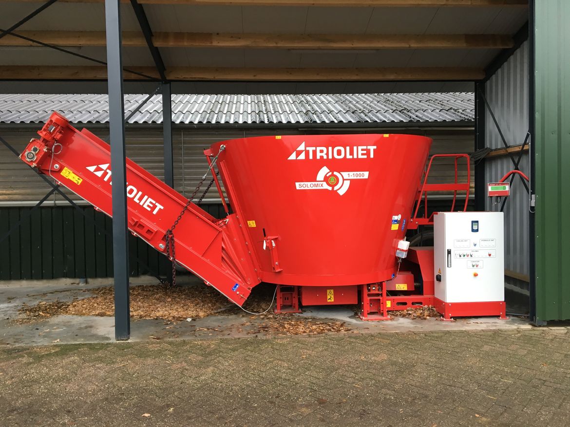 Feed-your-cows-and-goats-with-a-stationary-TMR-mixer-for-silage