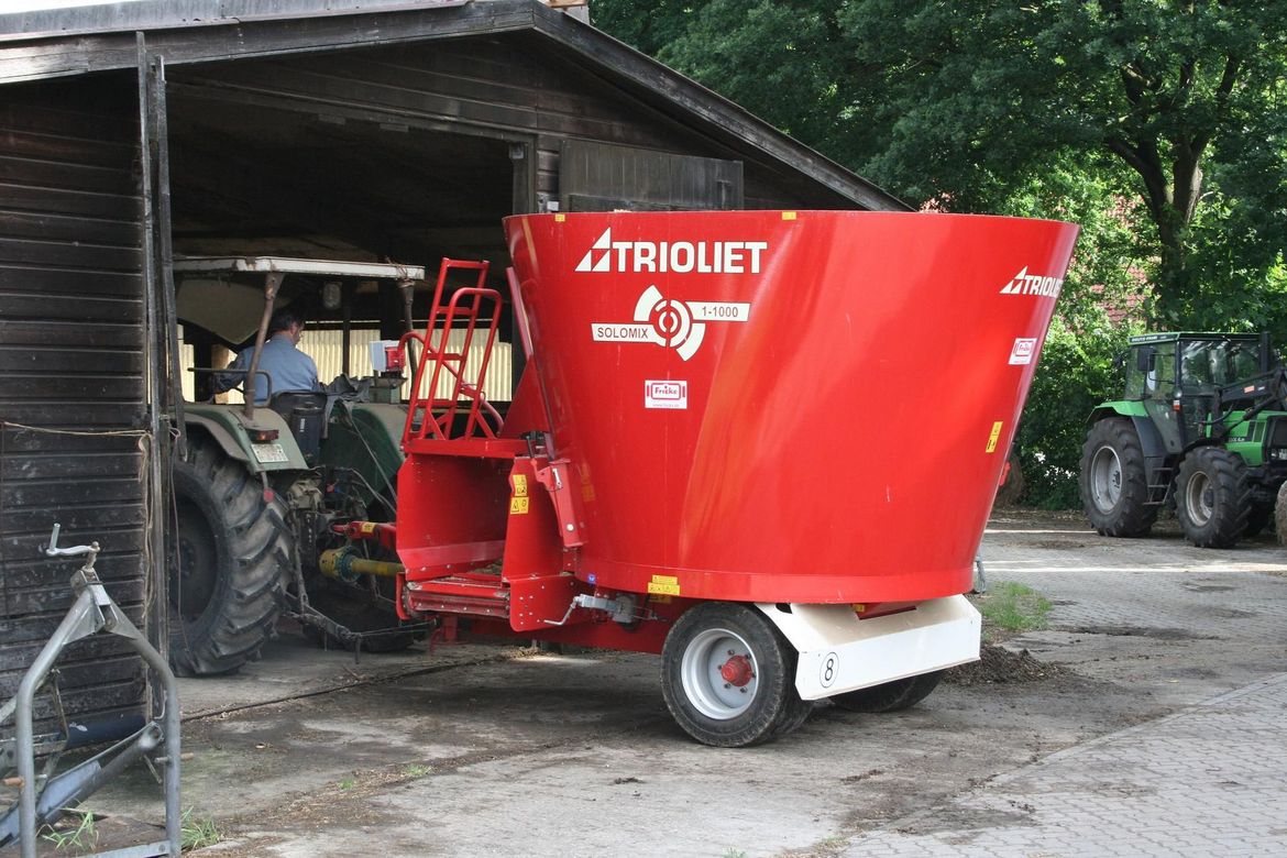 TMR-mixer-called-Solomix-is-the-best-for-vertical-cow-feeding 