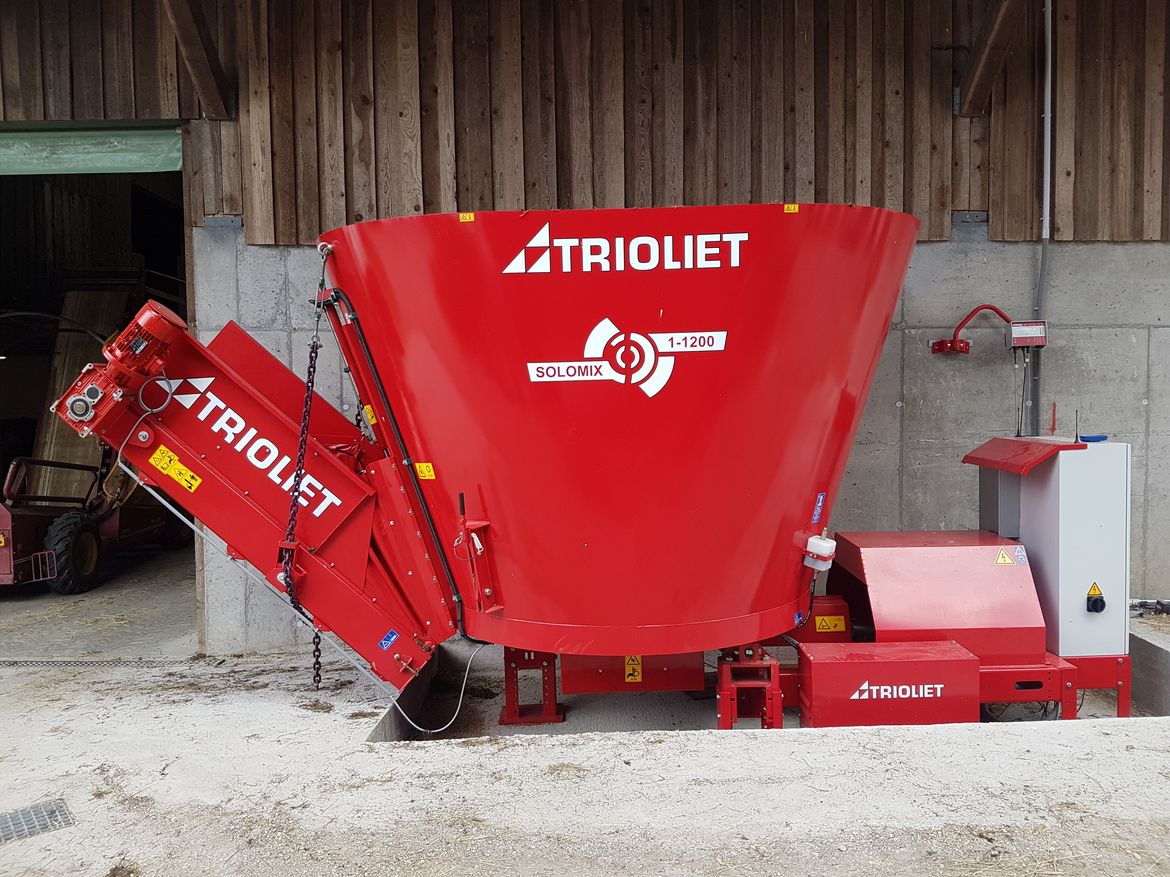 A-stationary-TMR-mixer-can-be-a-great-solution-for-small-dairy-farms