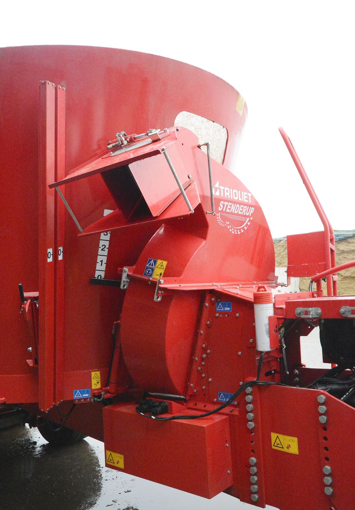 Used-silage-wagon-with-strawblower-for-spreading-straw-into-barns