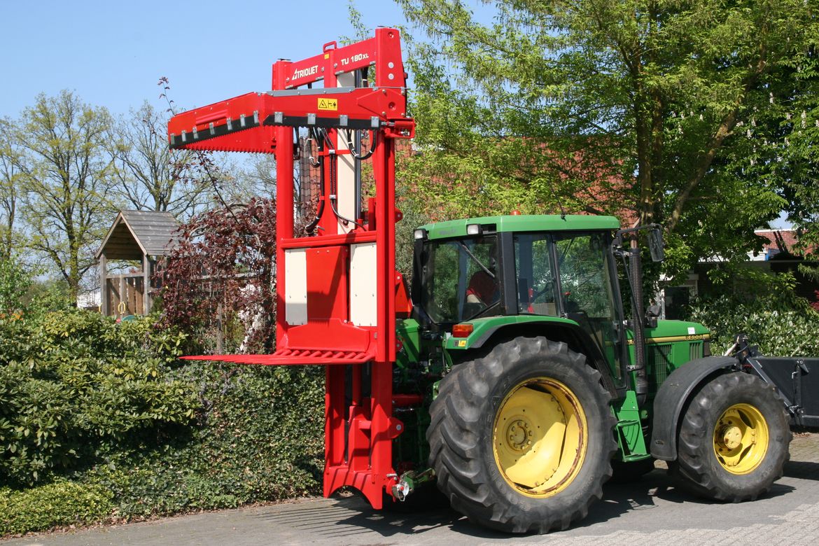 Cows-beef-and-goats-can-be-fed-with-a-silage-distributor