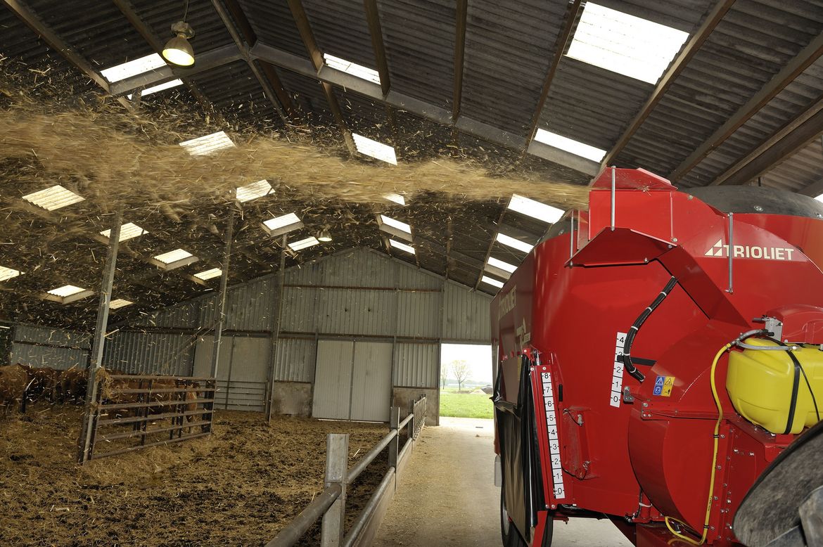 Livestock-feed-mixer-with-strawblower-with-dust-control-system-for-sale