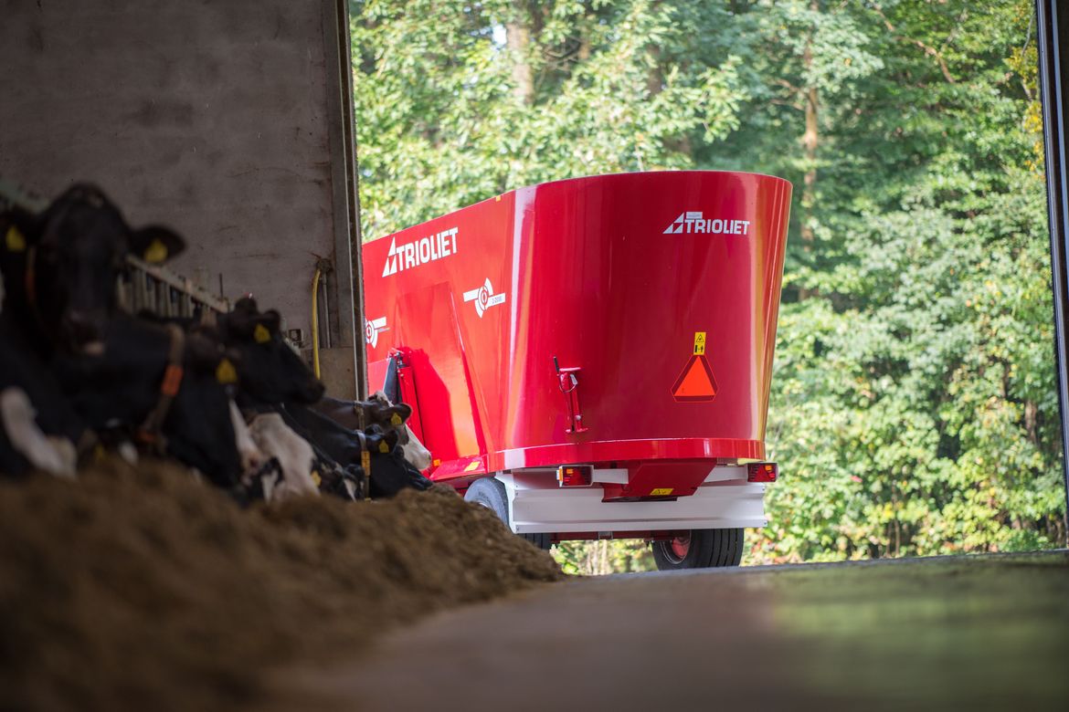 TMR-mixer-or-cattle-feed-mixer-for-dairy-farming