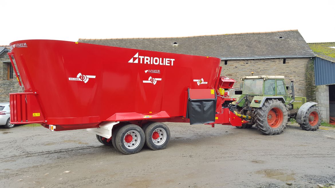 Large-feed-mixer-wagon-with-strawblower-can-spread-a-stall-with-straw