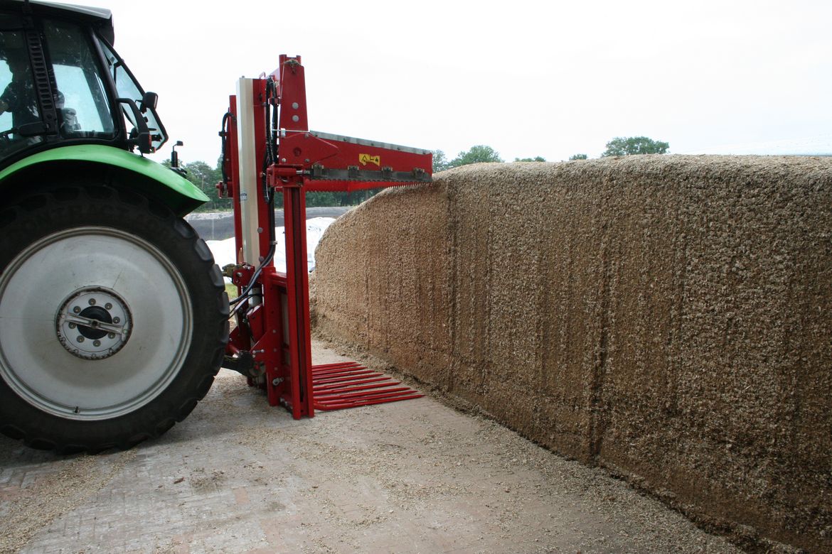 Silage-wagon-machinery-is-useful-for-dairy-farmers-in-agricultural-business