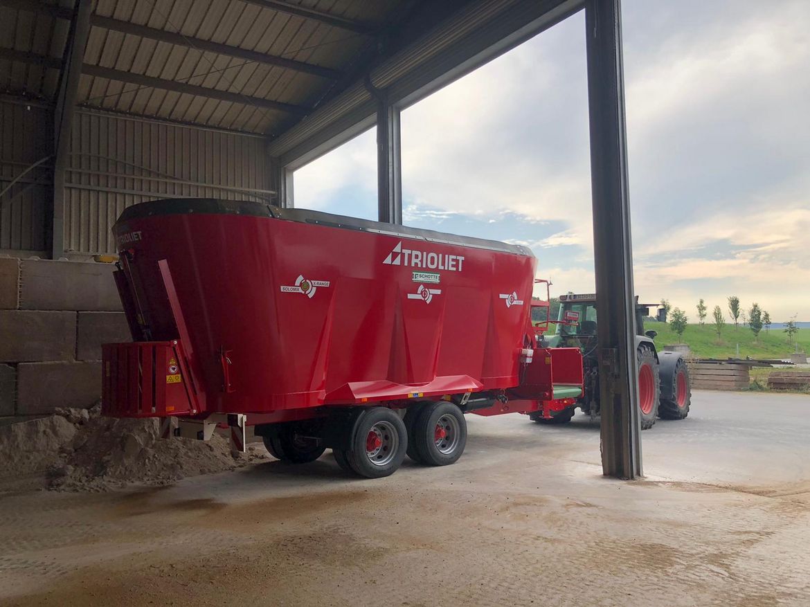 Used-agricultural-machinery-on-feed-wagons-for-sale