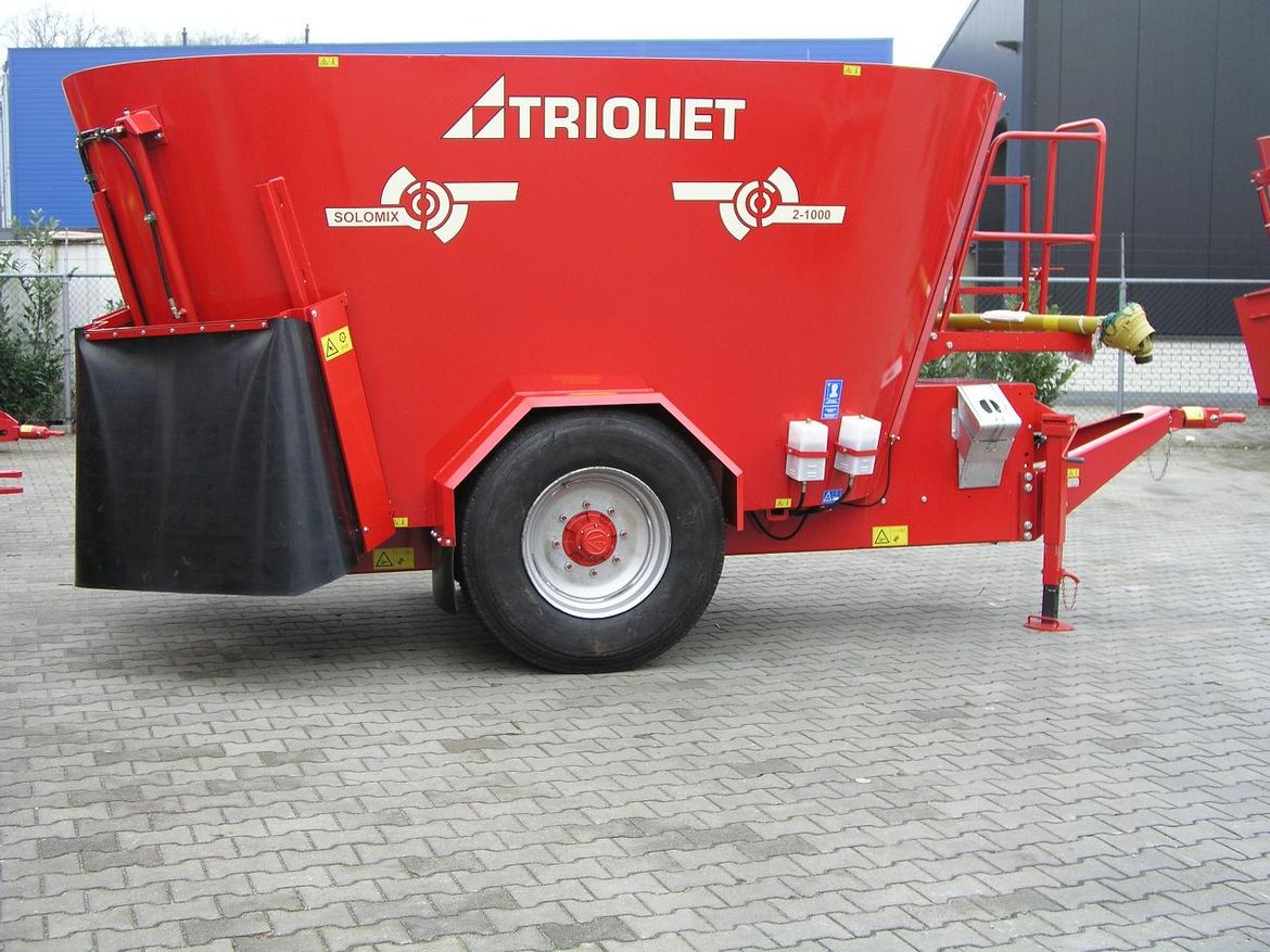 Second-hand-feed-wagon-for-sale-for-beef-farmer