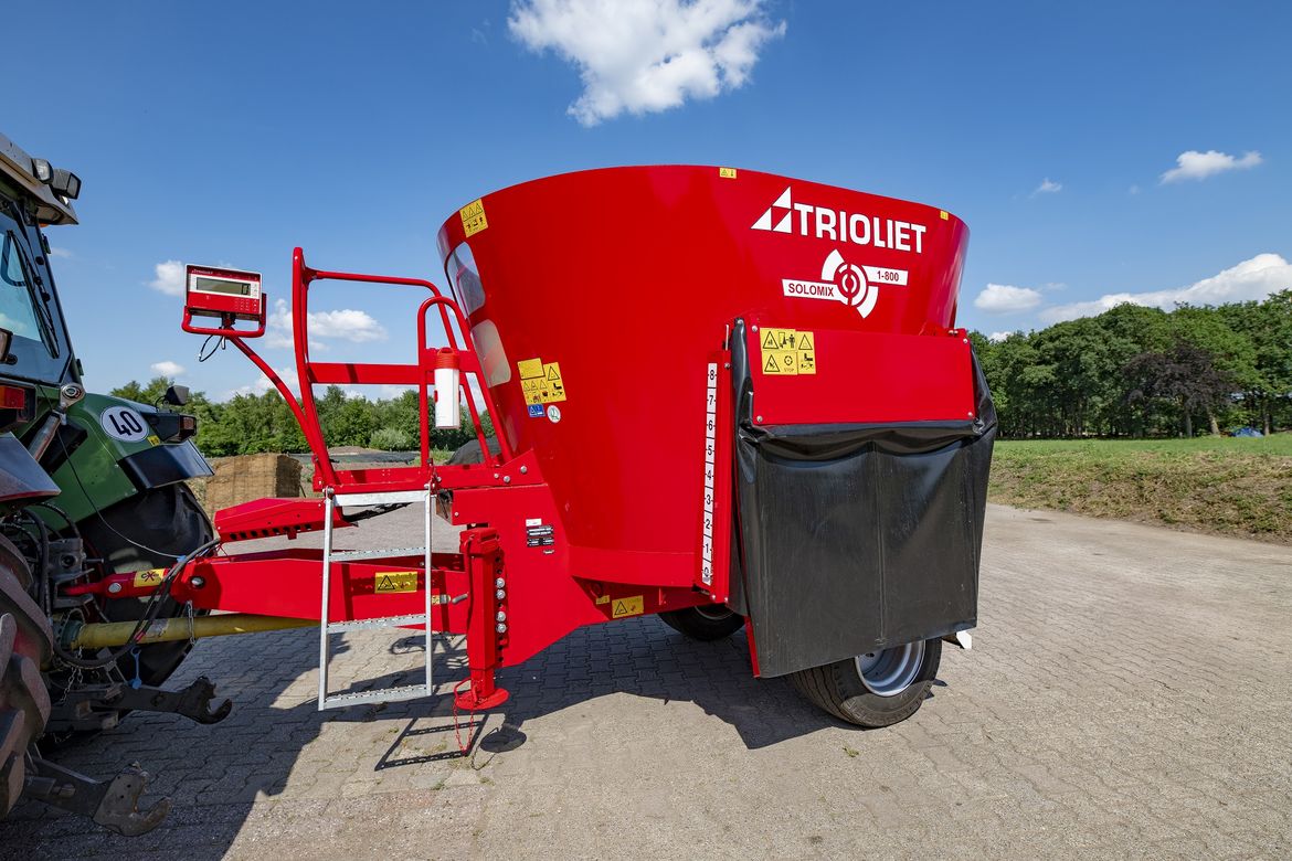 Dairy-or-beef-cows-use-feed-mixers-for-feeding
