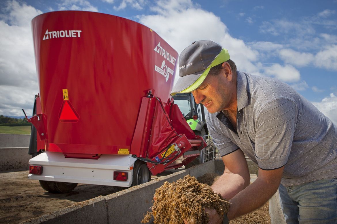 A-vertical-TMR-mixer-is-a-high-quality-silage-wagon 