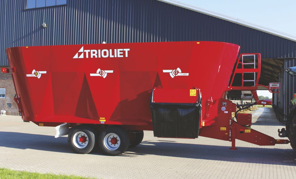 Vertical-feed-mixer-with-three-mixing-augers-for-dairy-farmers