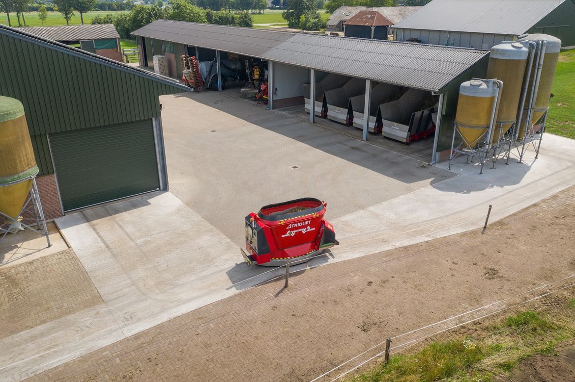 This-robotic-dairy-feeder-can-operate-between-different-stalls-of-a-farm
