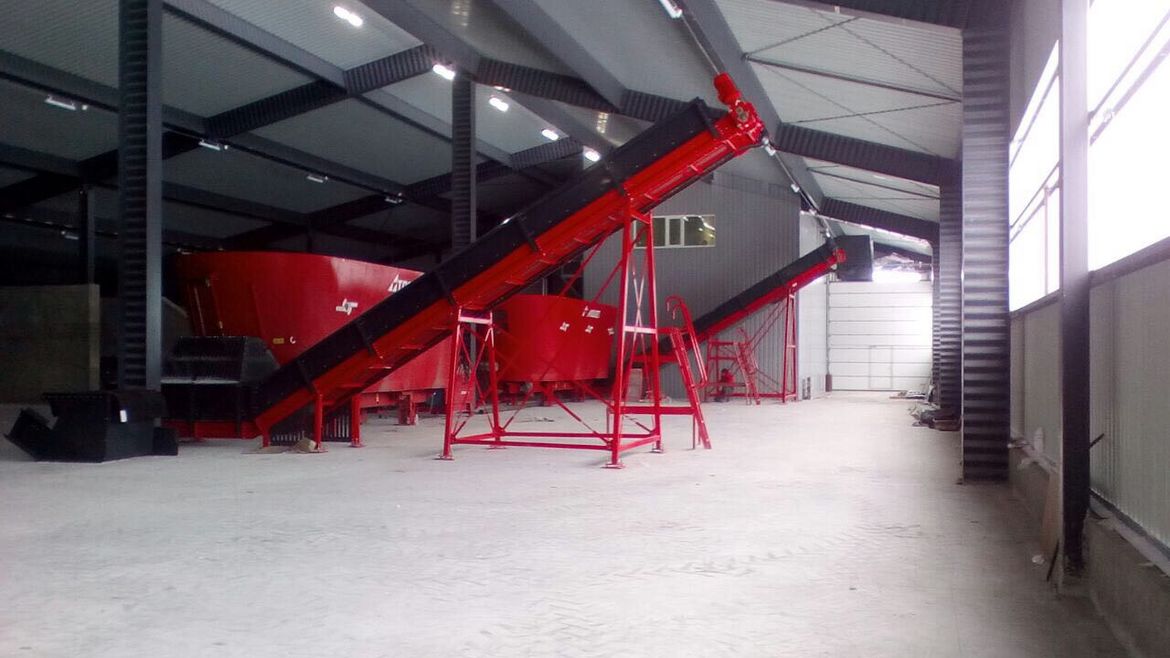 A-stationary-mixer-wagon-for-silage-is-to-feed-cattle