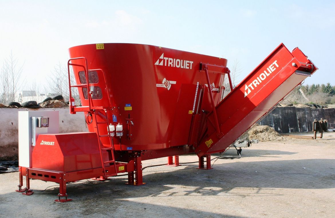 High-quality-stationary-feed-mixer-is-for-sale-for-dairy-farmers