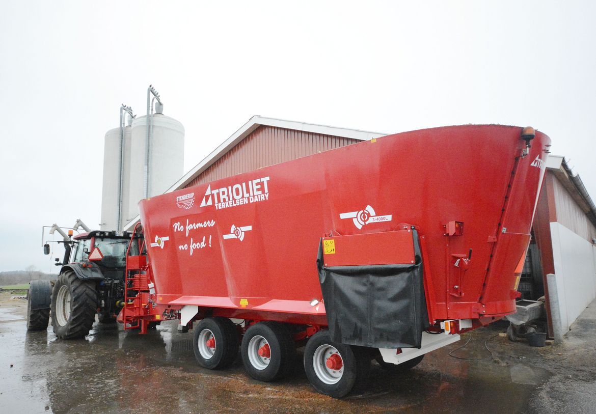 Supreme-best-vertical-feed-mixer-wagon-with-strawblower-to-feed-your-cattle-a-balanced-ration