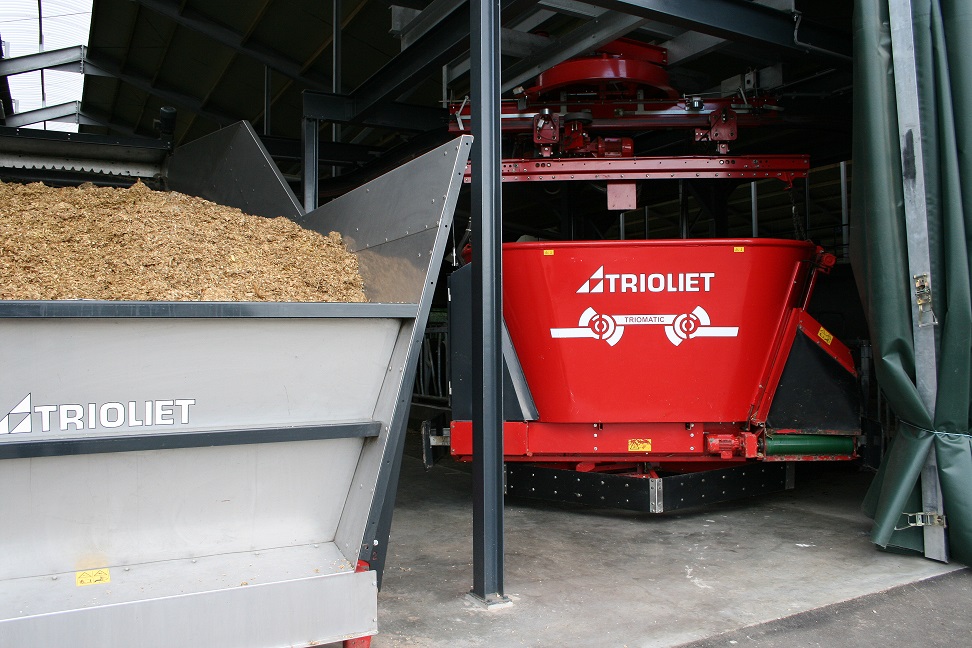 Automated-feeding-is-future-farming-in-agricultural-machinery.