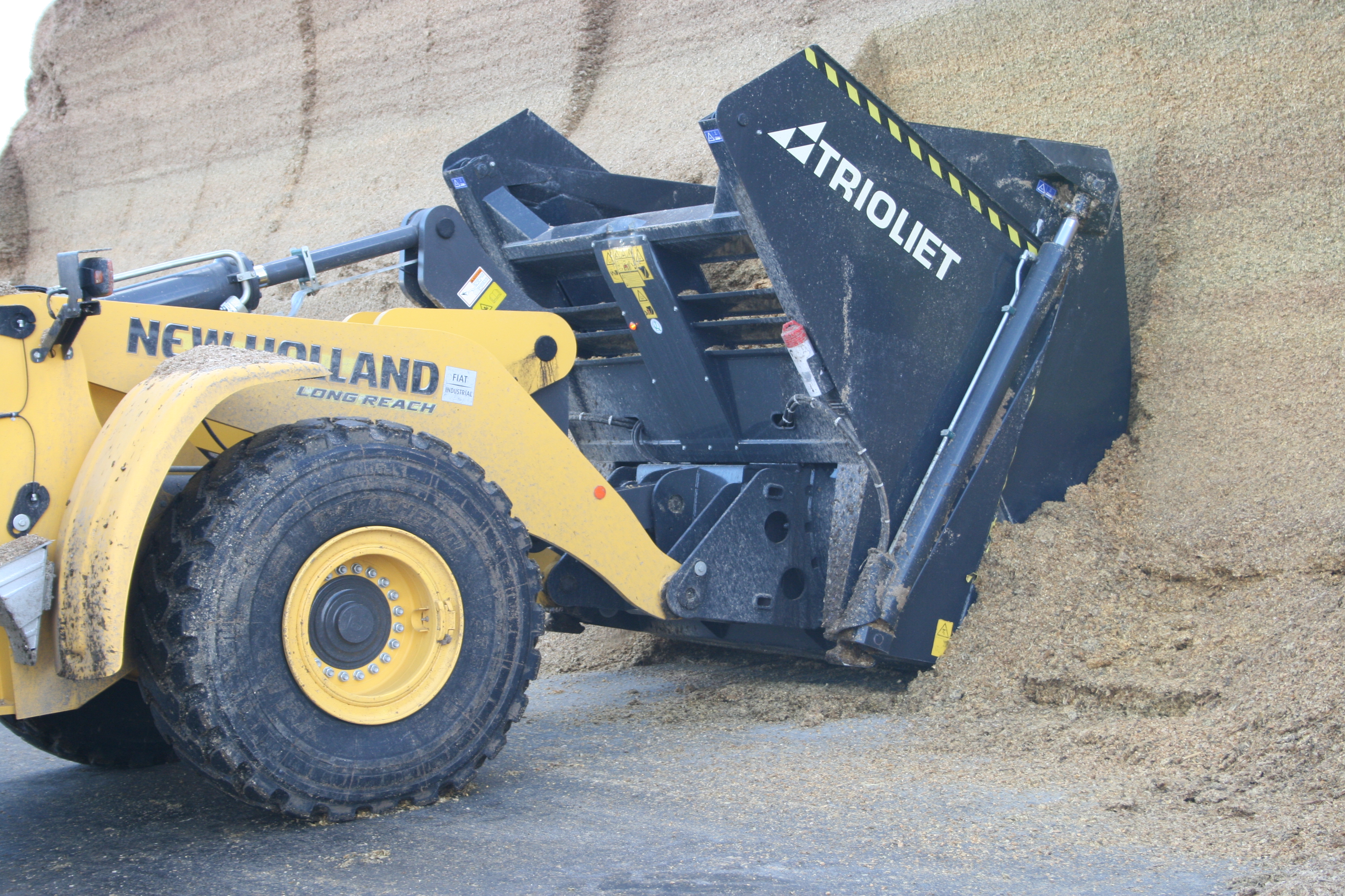 Dairy-farmers-use-a-silage-grab-or-silage-cutter-as-loading-equipment