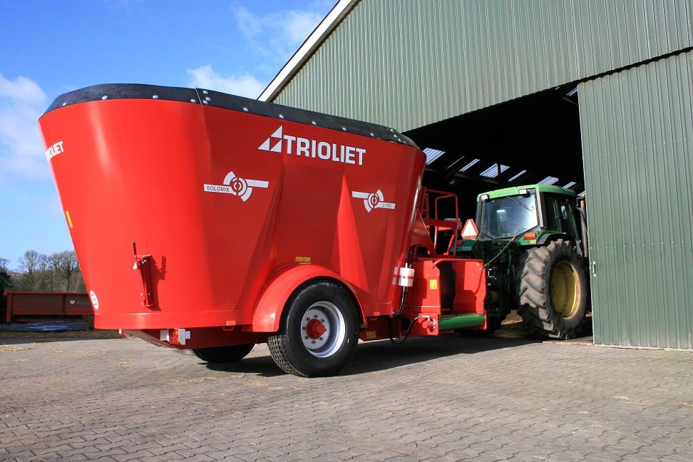 This-type-of-Solomix-feed-mixer-has-a-deep-mixing-tub