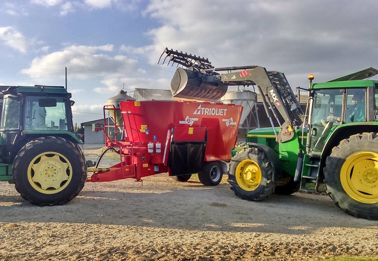 Dairy-farmers-want-agricultural-machinery-of-Trioliet