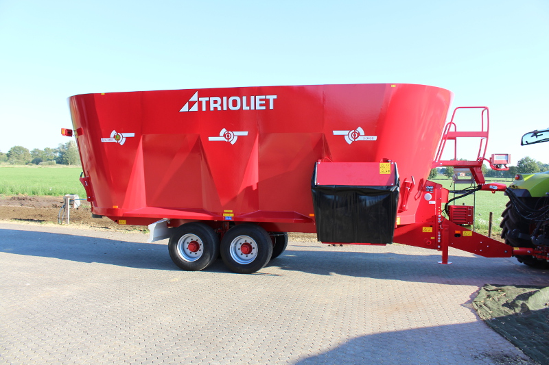 Livestock-feed-mixer-feeding-dairy-and-beef-cattle-with-the-best-machine