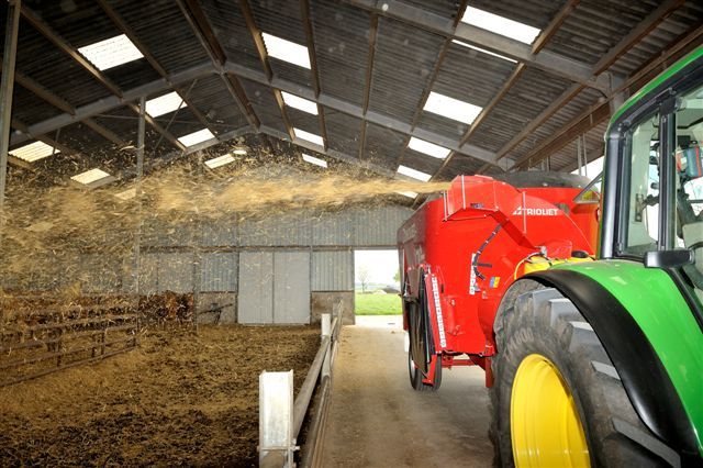 Strawblower-feeding-machine-for-cattle-farmers