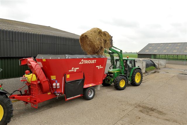 Used-strawspreader-with-feed-mixer-to-blow-straw-into-barns