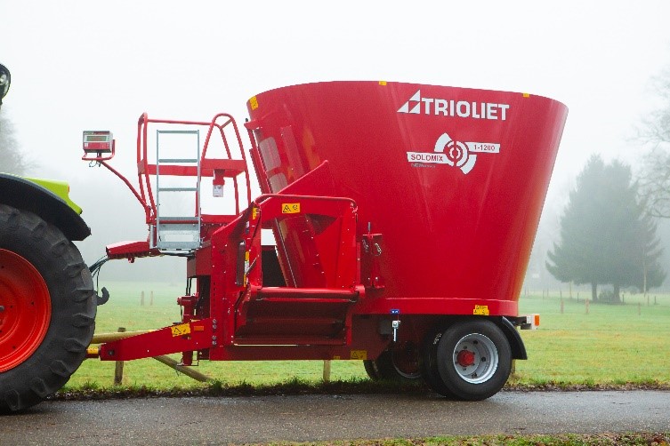 TMR-mixer-with-a-mixing-tub-for-sale-for-livestock