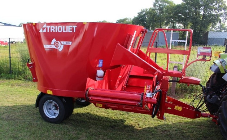 Feed-mixer-with-mixing-tub-for-sale-for-livestock