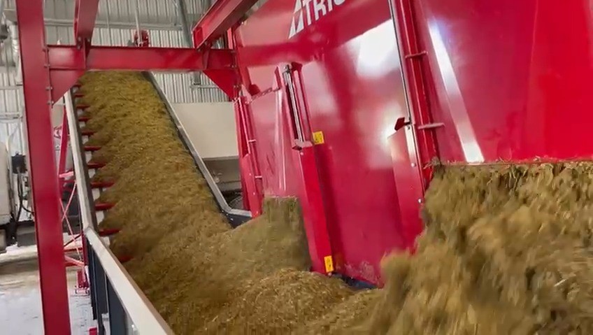 This-robotic-dairy-feeder-is-a-feed-storage-that-consists-of-one-stationary-diet-feeder